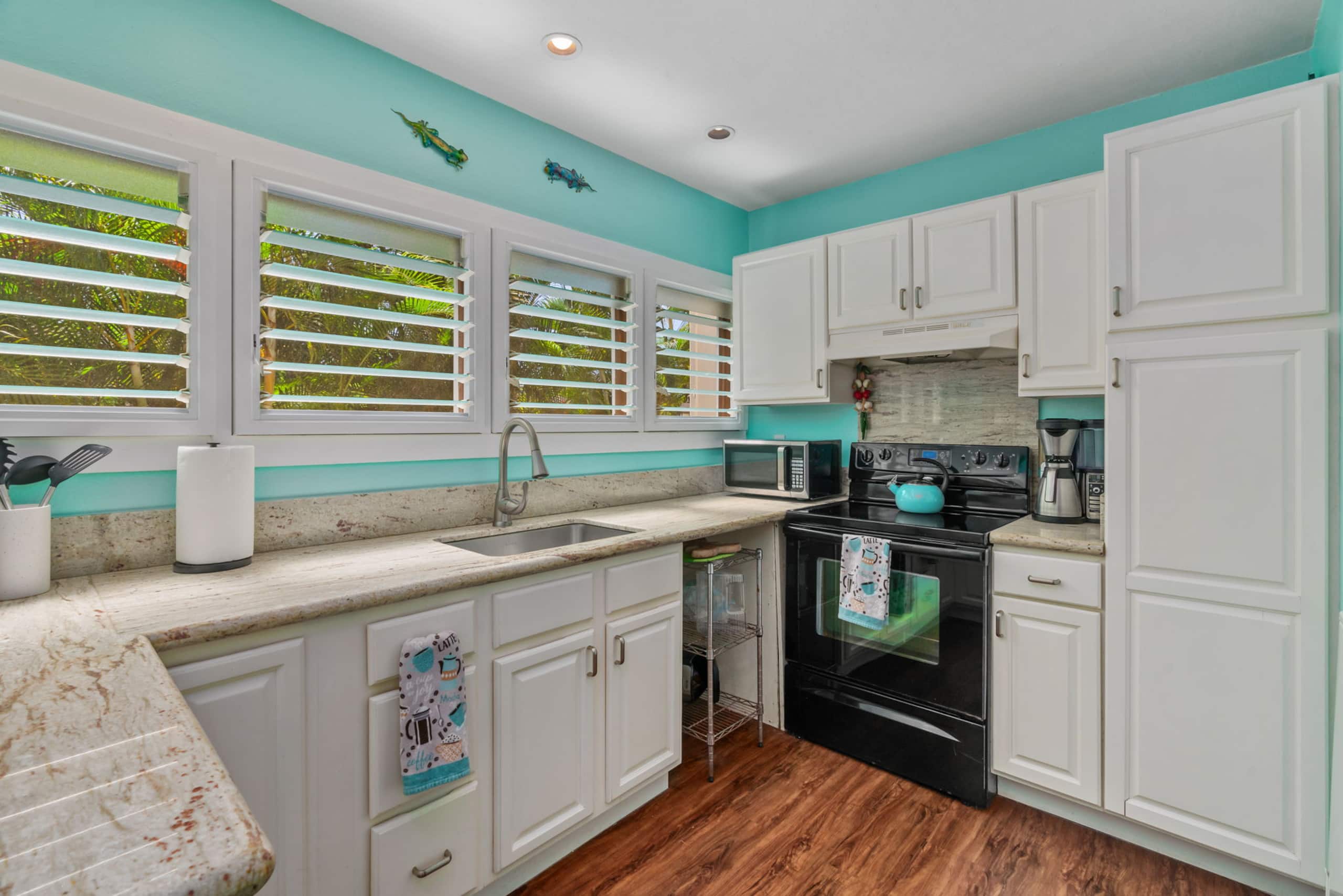 North shore condo w/ full kitchen, laundry & pool - Image 8