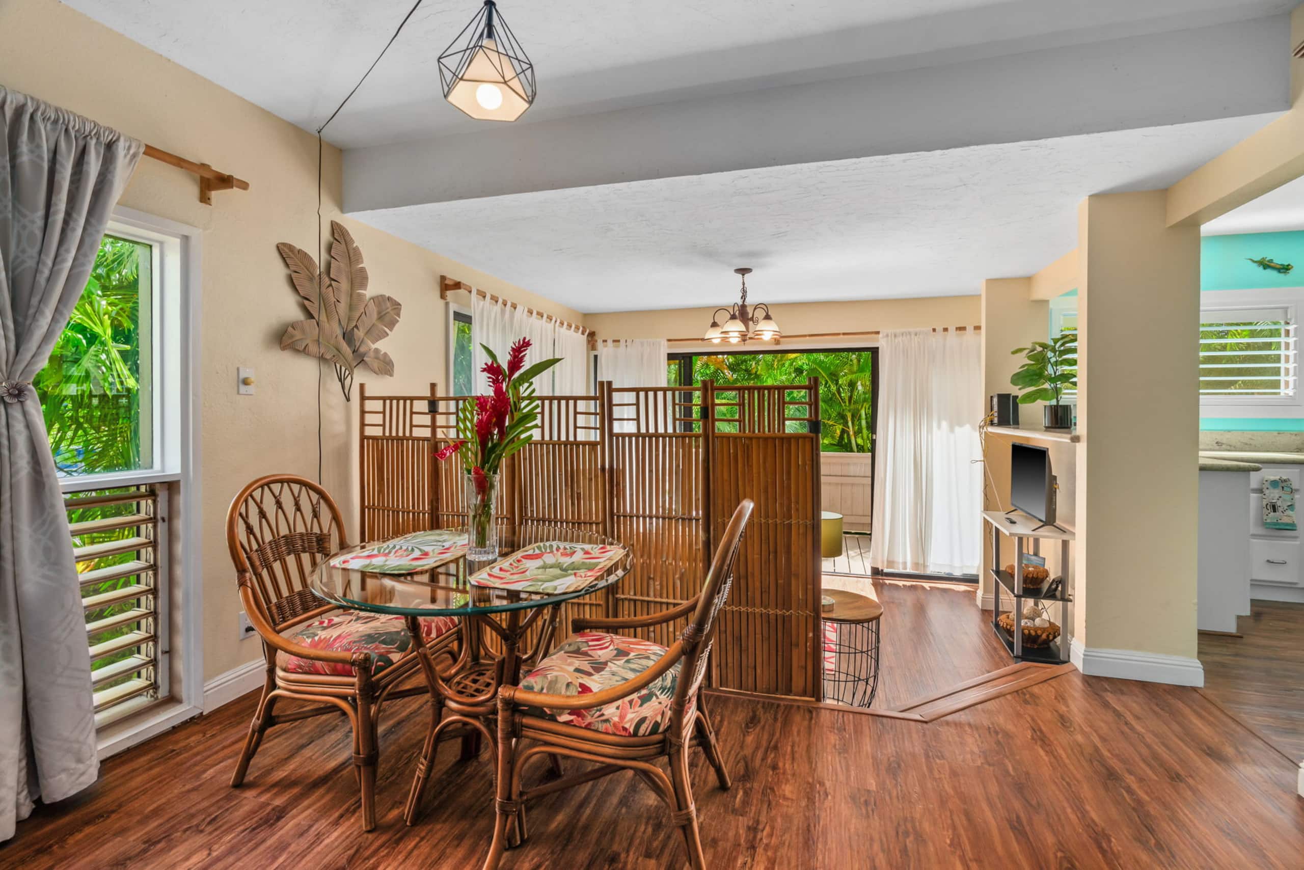 North shore condo w/ full kitchen, laundry & pool - Image 4