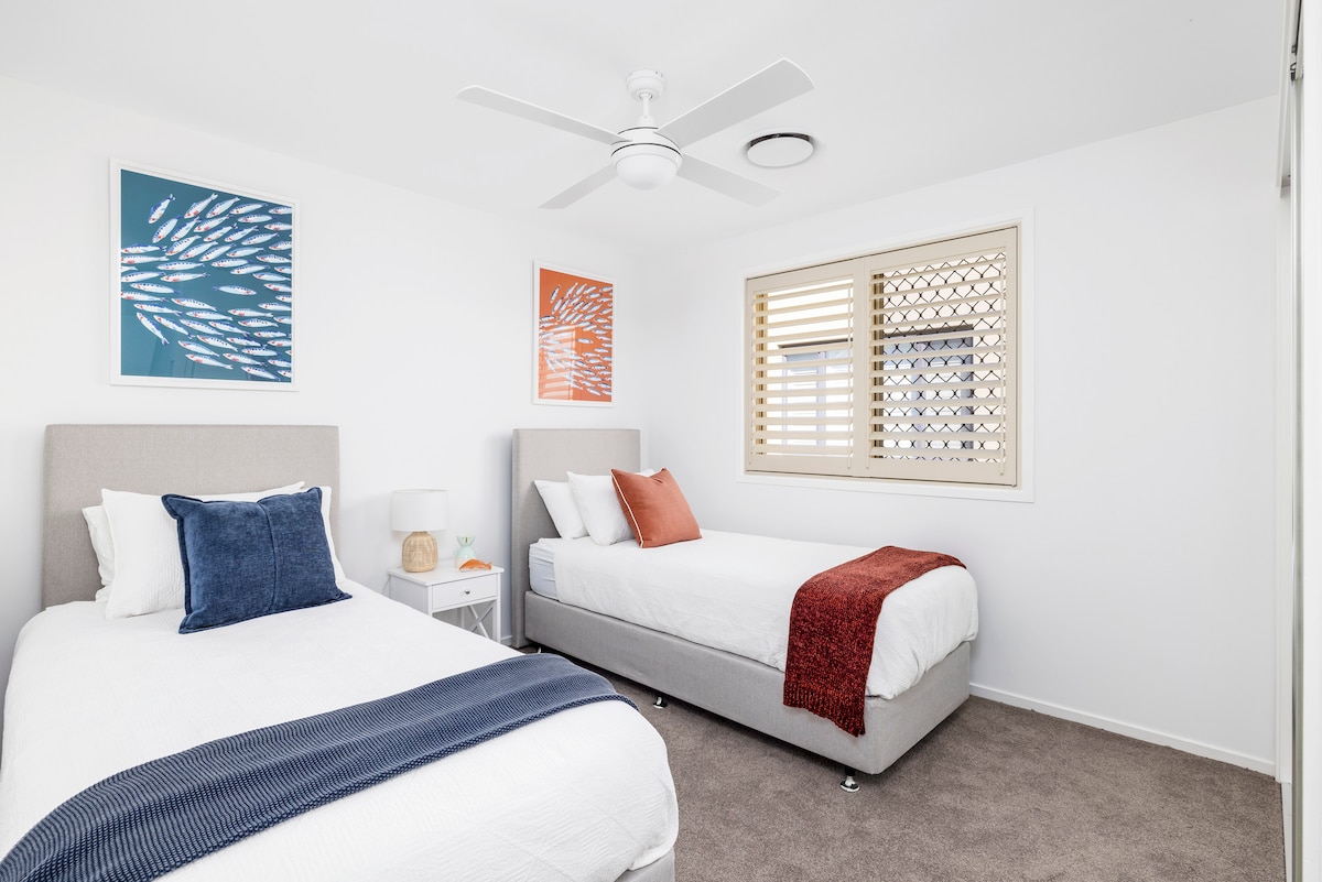 2 extra long single beds, ducted air and ceiling fan upstairs