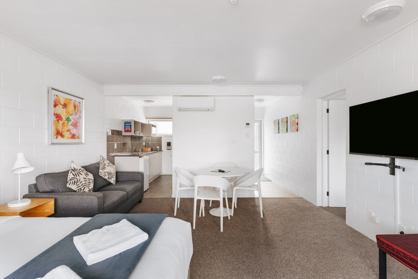 One Bedroom Apartment W Aircon - Avalon Motel 1