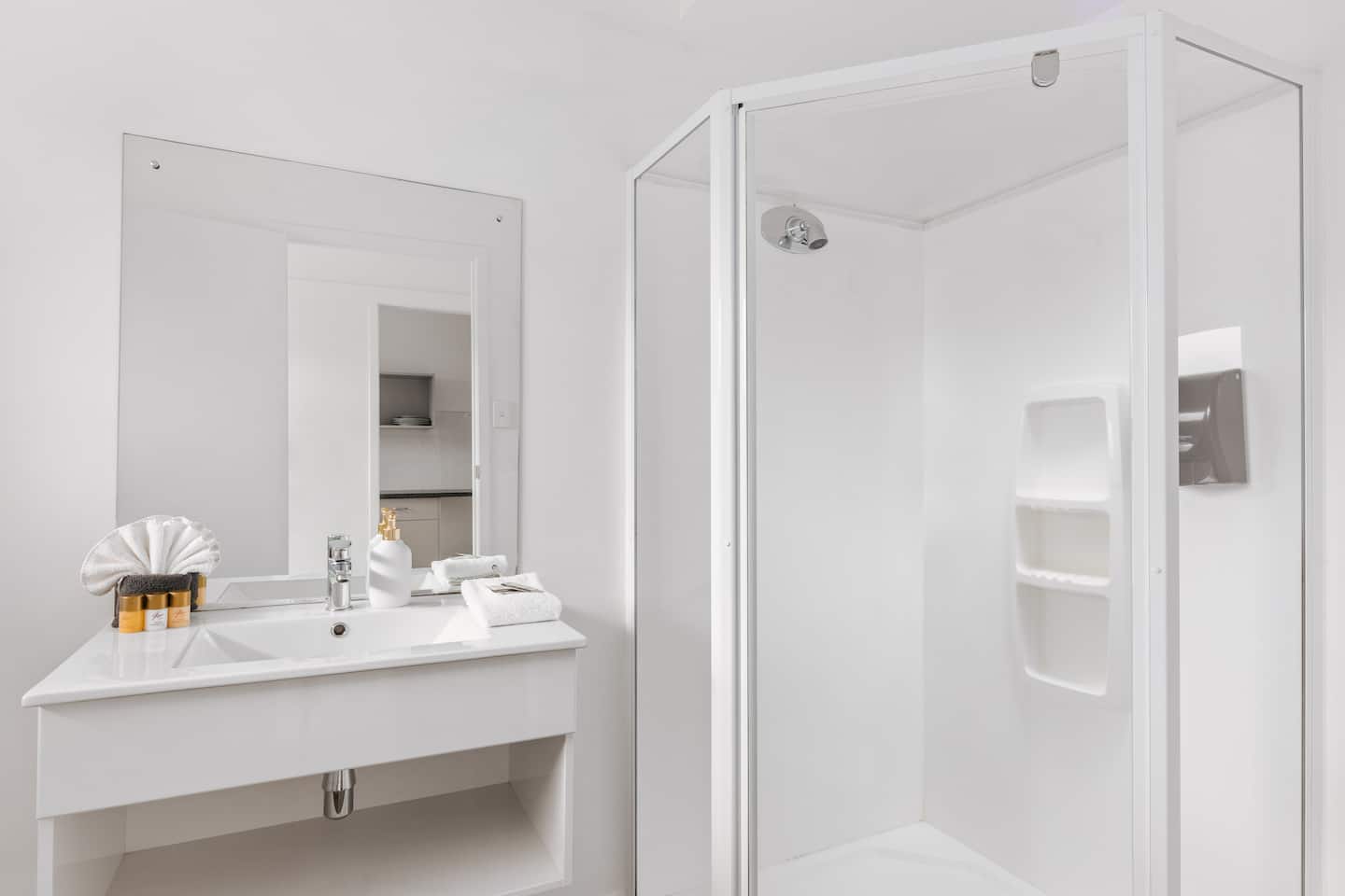 One Bedroom Apartment W Aircon - Avalon Motel 4
