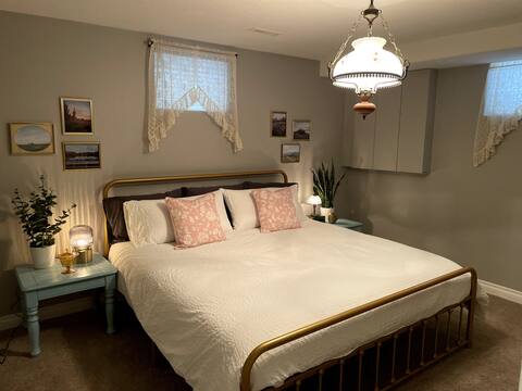 Charming & Cozy Vintage Private Suite {king bed}