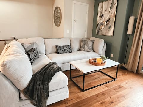 Beautiful 2BR + Pool + Hot Tub + Gym + Games Room