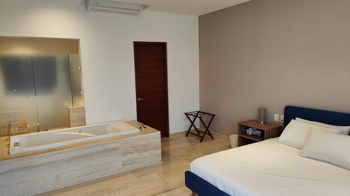 Hlavná spálňa s vírivkou, plne vybavenou kúpeľňou a šatňou
