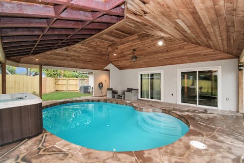 Pool/Hot-Tub - 4 BR Luxury Home in Friendswood!