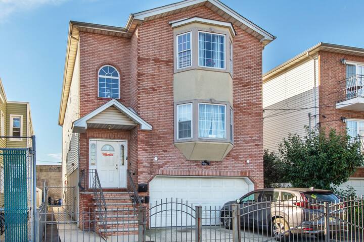Inviting 5BR | Sleeps 14+ | 8 Min to EWR + Parking