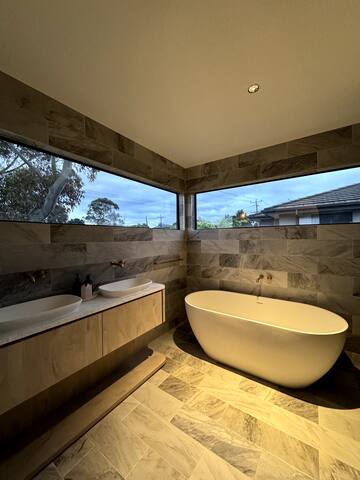 Luxury Holiday Home- Deakin Uni & Boxhill Hospital gallery image 4
