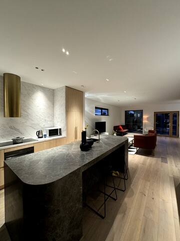 Luxury Holiday Home- Deakin Uni & Boxhill Hospital gallery image 3