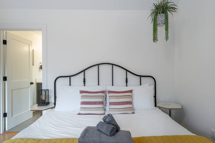 Bright and modern 2bd/2.5ba- close to Alberta st! gallery image 4