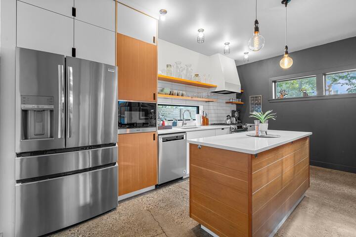 Bright and modern 2bd/2.5ba- close to Alberta st! gallery image 2