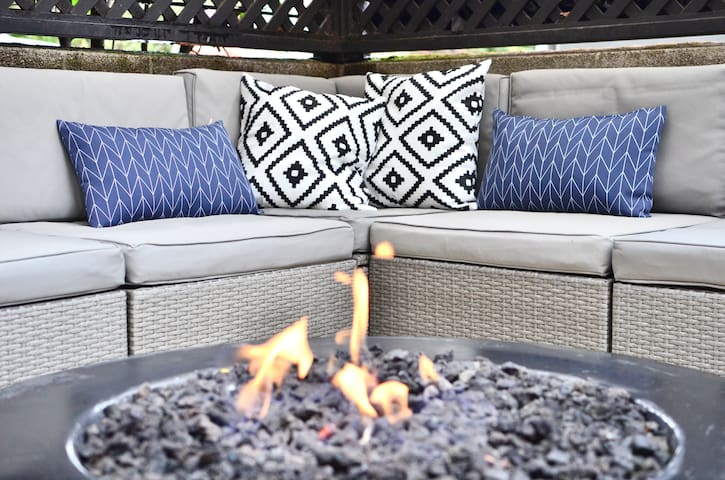 5min to SpaceNeedle, HotTub, views & patios