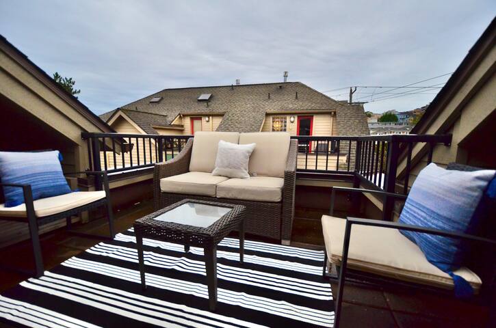 5min to SpaceNeedle, HotTub, views & patios gallery image 5