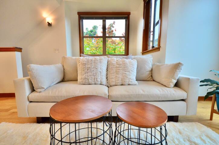 5min to SpaceNeedle, HotTub, views & patios gallery image 2