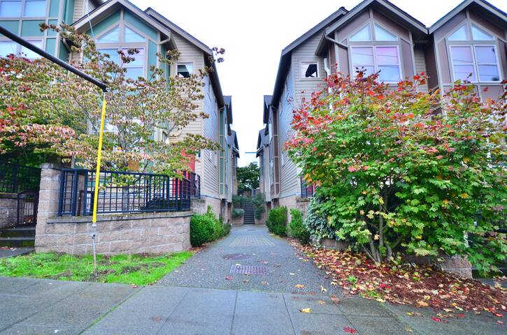 5min to SpaceNeedle, HotTub, views & patios gallery image 4