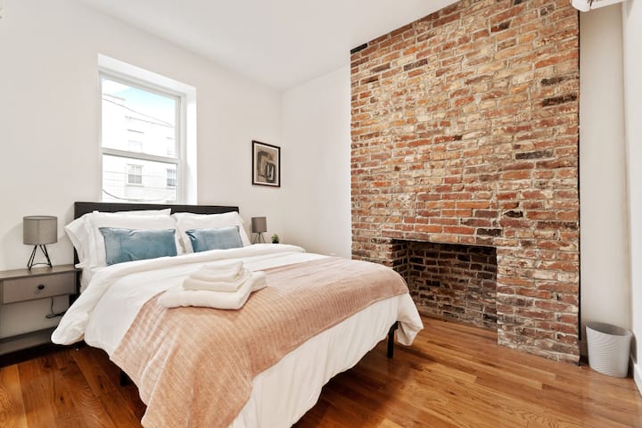 Dhoma e gjumit 2: Kjo dhomë ndodhet në katin e dytë dhe ka një krevat dopio/të plotë