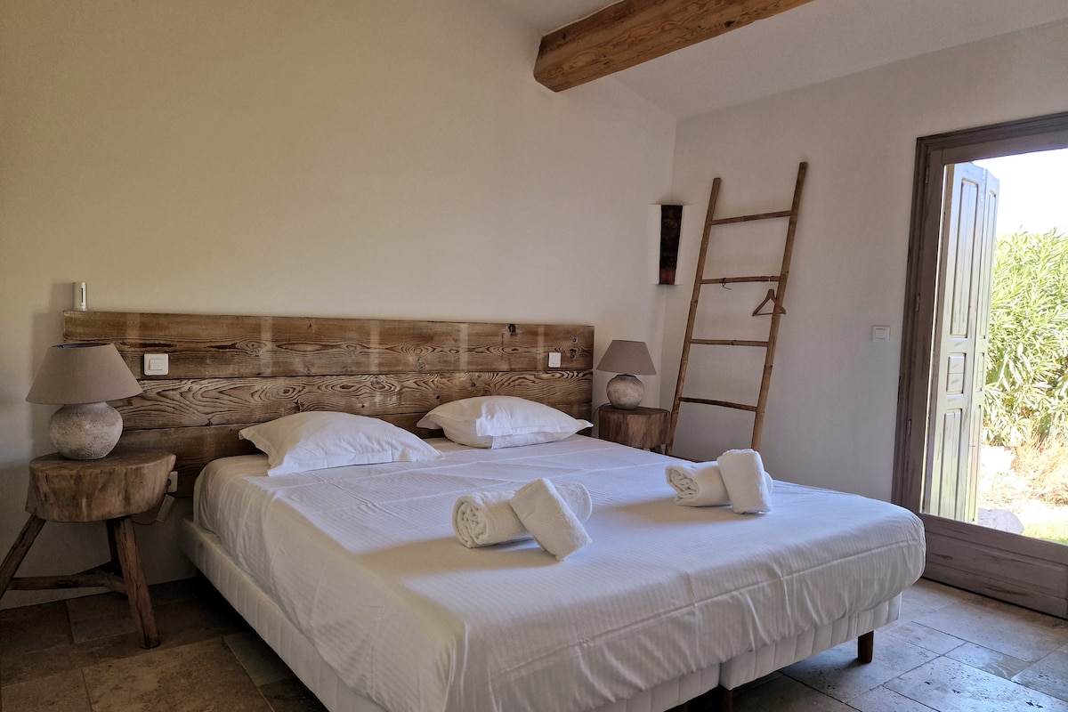 卧室配有两张80厘米宽单人床 