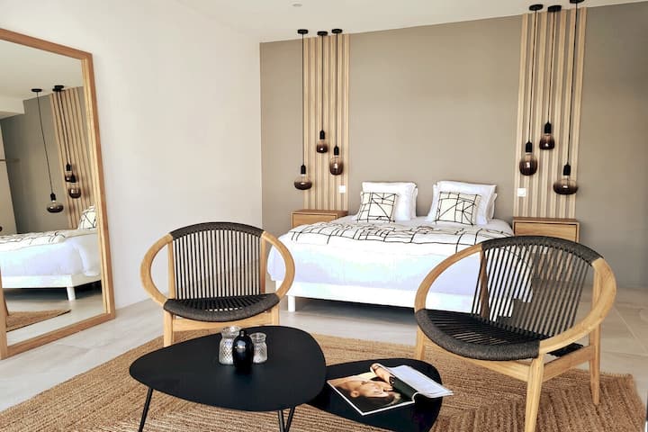 卧室1 （主卧套房）配备加大双人床180x200高级床垫（ 5 * ）