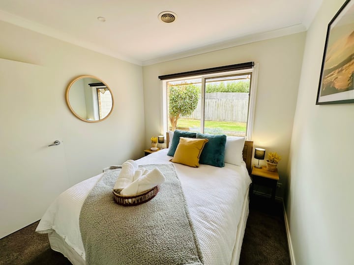 Bed Room 2 with backyard view - Queen Bed
