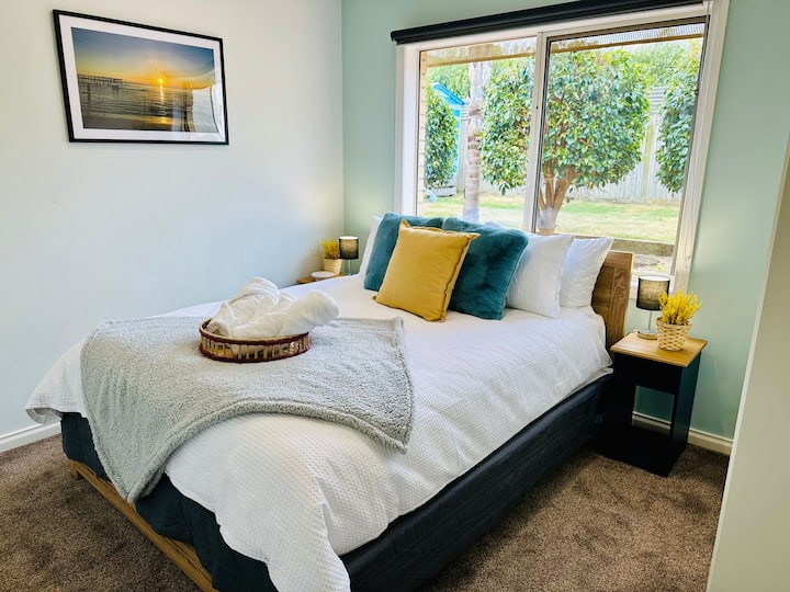 Bed Room 3 with backyard view - Queen Bed