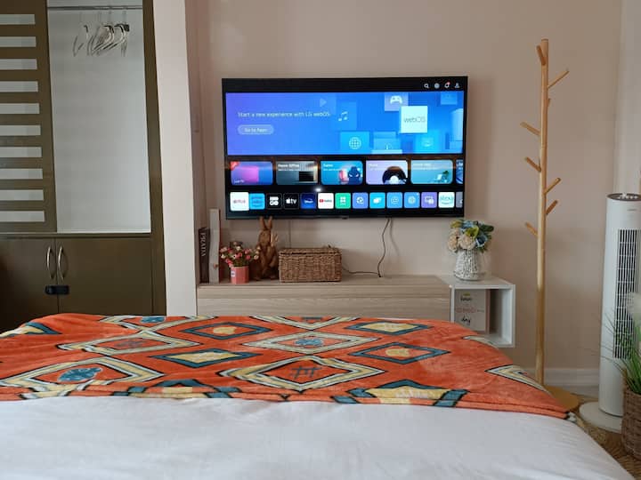 สมาร์ททีวี LG 4K ยูเอชดีขนาด 55 นิ้วพร้อมเน็ตฟลิกซ์