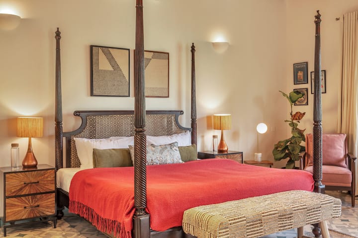 ✨Wrapped in warm tones and classic textures, this four-poster bed invites you to slow down and sink into old-world serenity—with a splash of modern Goan charm✨