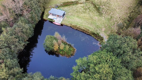Luxury Cabin with Private Lake, Canoe & Hot Tub