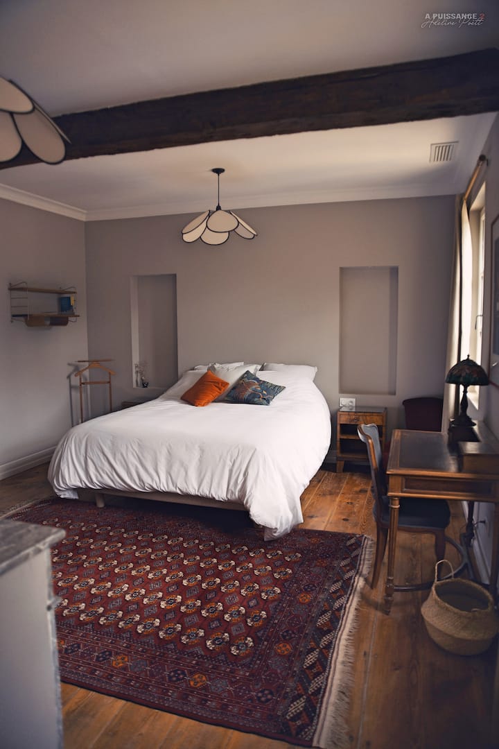 2号卧室设有一张大床和一张带舒适椅子的书桌。