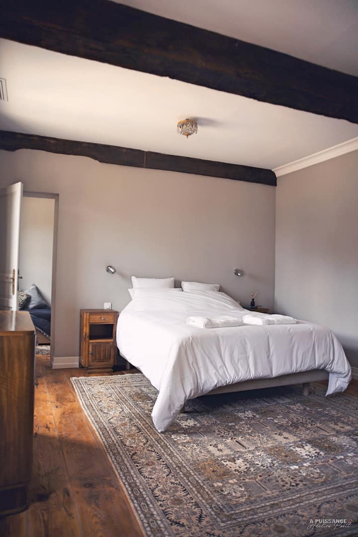 4号卧室可欣赏较小的毗邻卧室的美景。 这间客房可供2位成人和2名儿童入住。