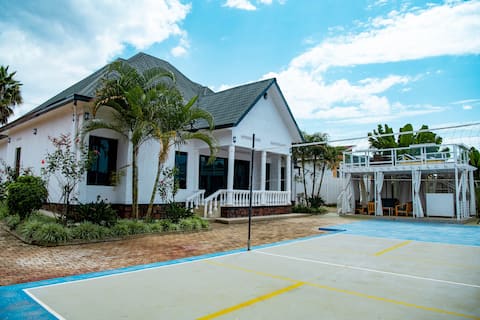 Tennis court/Washer/Dryer/Office/Deck w/Rooftop