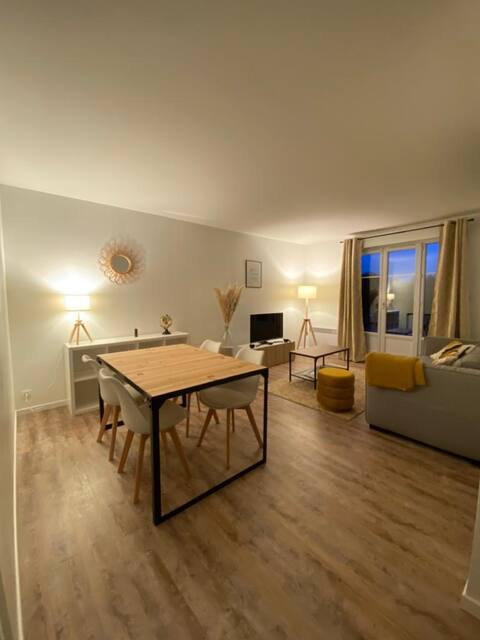 At Camille's F3 for 6 people with Wi-Fi & parking