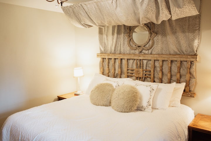 Брачен кревет (широк 150-179 см) со сопствен апартман