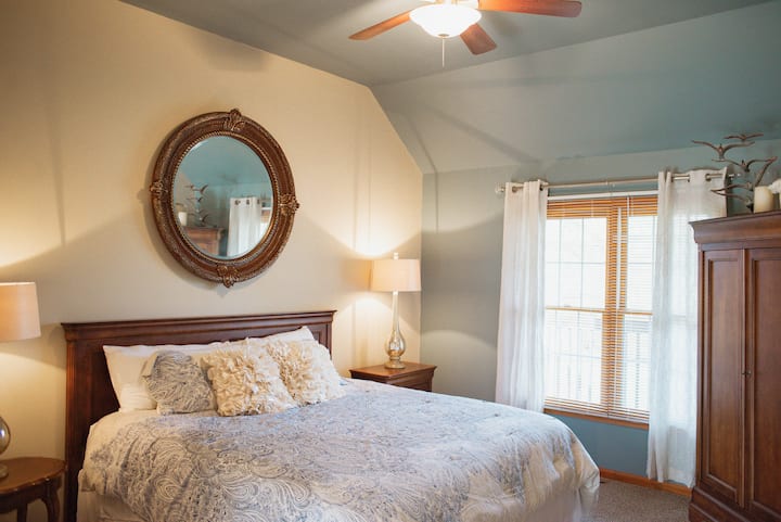 Брачен кревет (широк 150-179 см) со сопствен апартман - соба 1