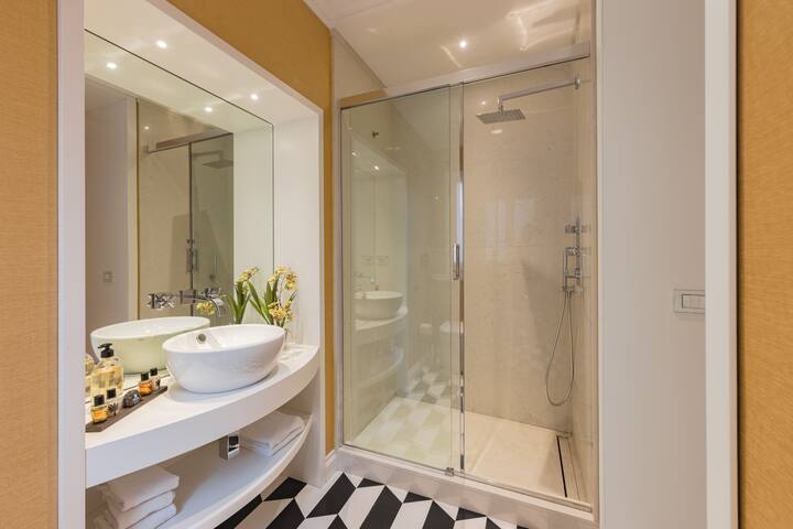 Luxury, location & comfort w/complimentary wine! gallery image 5