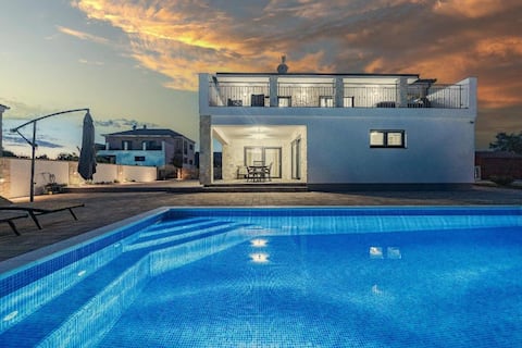 Basilica Villa North by Mercado