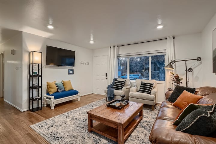 Rocky Mtn Arvada 5bed/3bath: Ping Pong & Foosball! - Denver