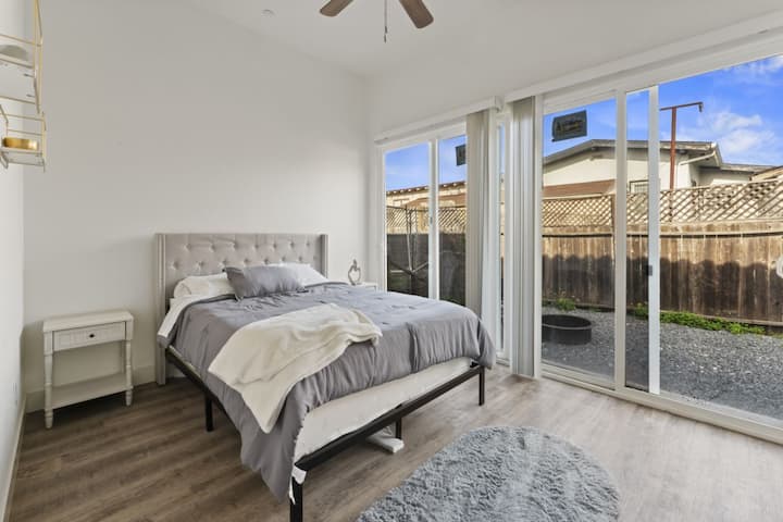 هذا هو مدخل غرفة النوم الرئيسية إلى الفناء الخلفي.
المشي في الخزانة 