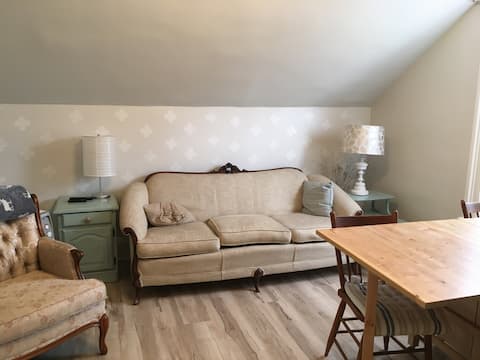 Popular Airbnb listing: Airy Upper Apt. in Peterborough