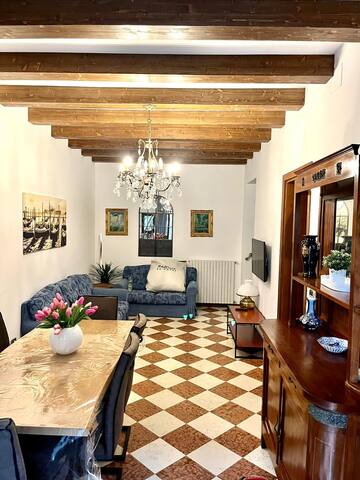 Casa con giardino, Cannaregio, 3 camere 2 bagni gallery image 3