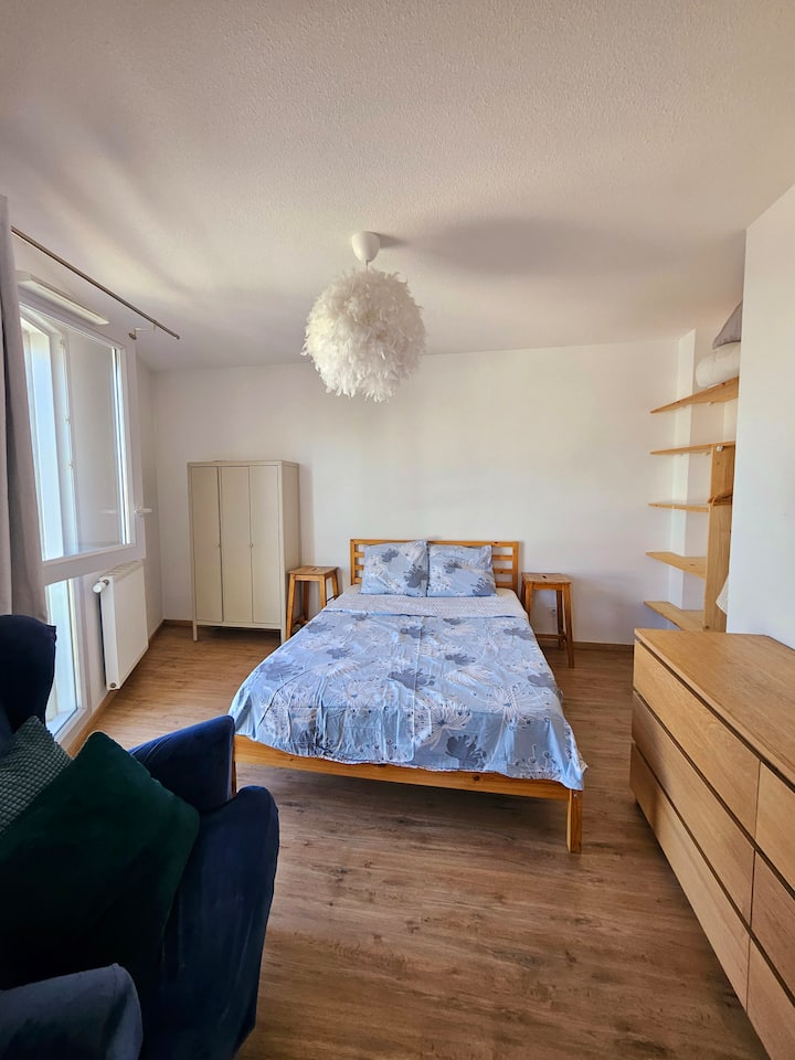 ห้องพักกว้างขวางขนาด 12 ตารางเมตรพร้อมเตียงคู่ 140x190