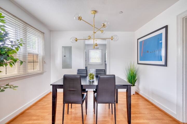 Massive 8BD Home Steps from Trendy SE Pdx Eateries gallery image 5