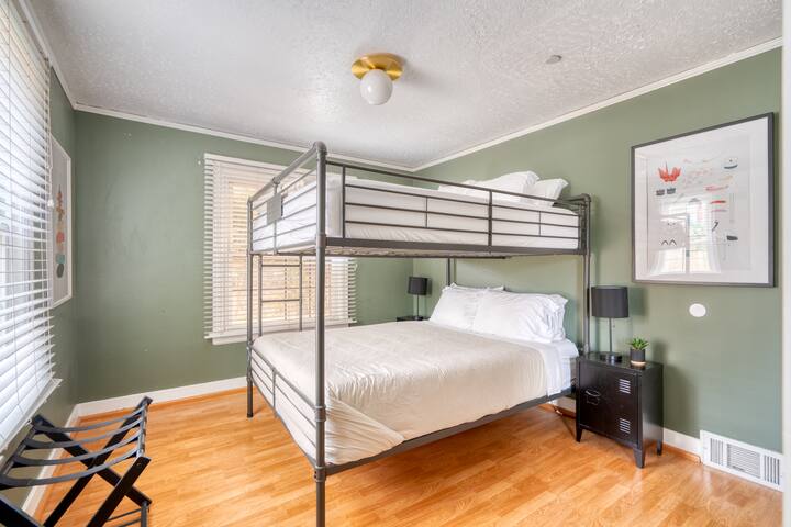 Massive 8BD Home Steps from Trendy SE Pdx Eateries gallery image 4