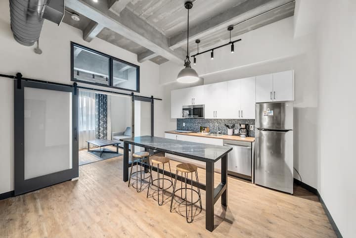 *Walk To Niagara Falls Tourist Area 2 Bedroom Loft - Niagara Falls