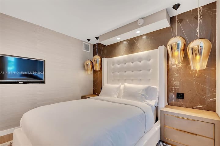 Queen Bedroom w/Tv