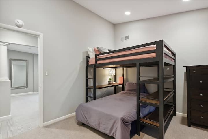 Vitanda vya ghorofa na malkia juu na mapacha chini.  

Dari zilizopambwa hufanya chumba kionekane na kuhisi kuwa kikubwa.

Inajumuisha televisheni na kioo cha urefu kamili.