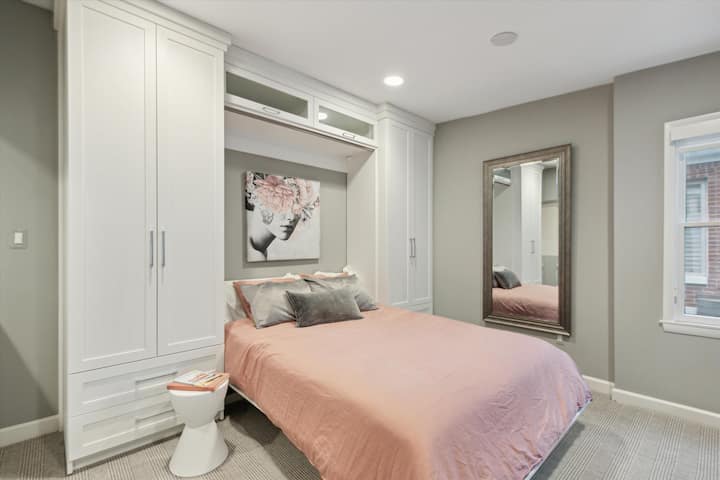 Chumba cha kulala cha roshani kinaangalia sebule ya chini na huongezeka maradufu kama ofisi iliyo na skrini, kibodi na printa au sehemu ya yoga/mazoezi ya viungo wakati kitanda kiko juu.

Kitanda cha Murphy ni kikubwa na kina televisheni yenye Roku kwa ajili ya utiririshaji wa televisheni mahiri au kebo ya msingi.