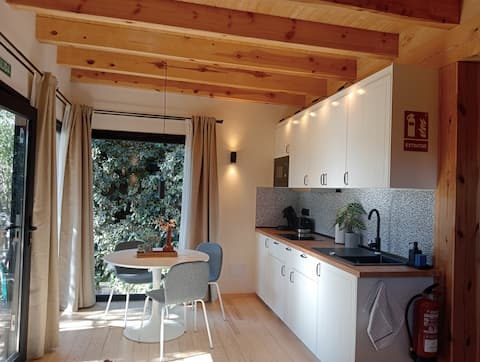 Jardín Las Secuoyas, white cabin.