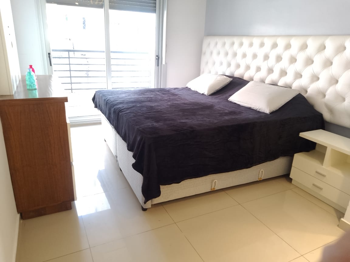 Dormitorio en suite con cama matrimonial que puede disponerse como dos camas individuales y posibilidad de añadir una cama extra.