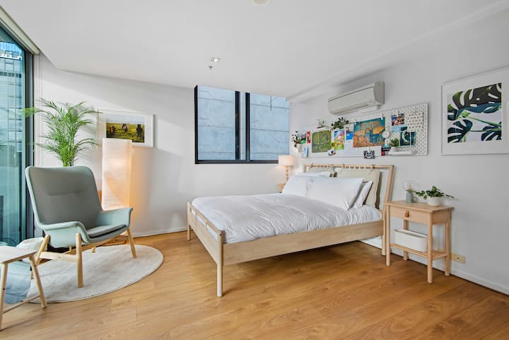 El dormitorio principal es amplio y luminoso. El sol de la mañana se puede bloquear con las persianas opacas y la temperatura se puede controlar con el aire acondicionado.