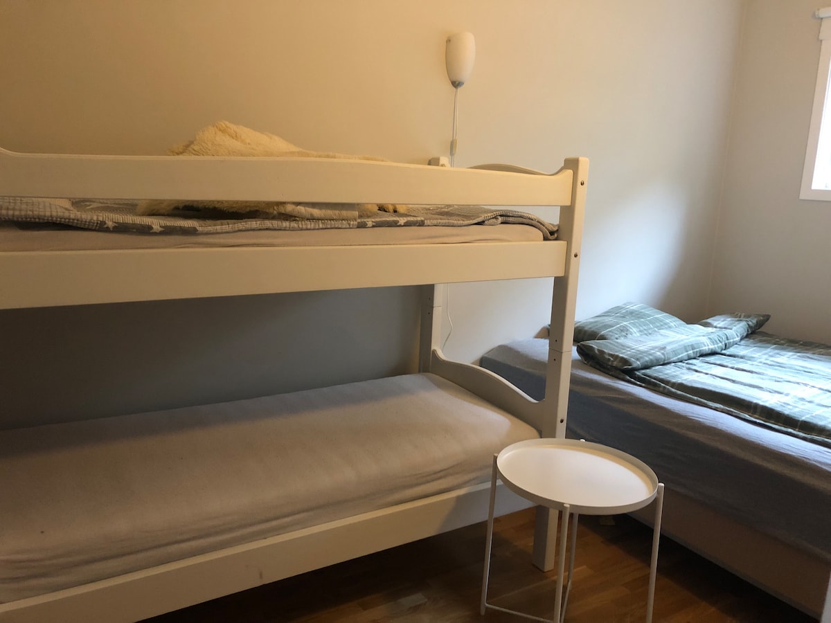 Segundo dormitorio:
Cama doble 160x200 Cama
en el piso 75x200