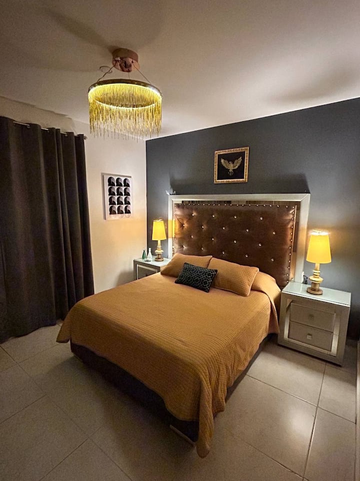 ห้องนอนที่สองเตียงขนาดควีนไซส์